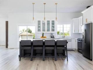 New! Pure Luxury W Private Pool/Spa & Game Center! - Arvada - 4