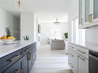 New! Pure Luxury W Private Pool/Spa & Game Center! - Arvada - 3