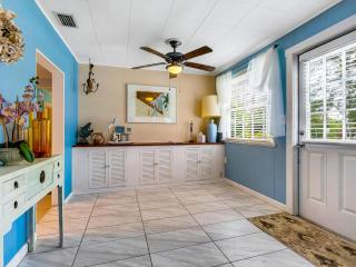 Fisherman's Island Village Hideaway! Steps2Sand - Longboat Key - 5