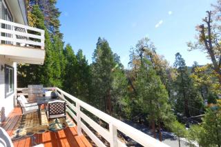 Picturesque Cabin 2 Balconies, Walk to Lake! - Crestline - 9