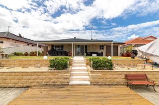 Waterfront Haven with your own private jetty - Forster - 8