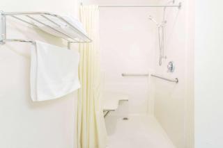 Super 8 by Wyndham Escanaba - 1
