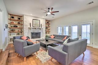 Modern Lakehouse with Stunning Views and Hot Tub! - - 5