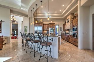 Spacious Scottsdale Home with Poolside Lounge and Spa! - Scottsdale - 2