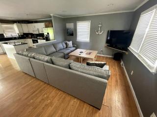 Lake Norman Experiences Waterfront Cottage with Boat Rental and Private Bar - Mooresville - 2