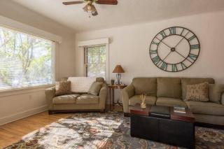 Colonial Cottage Getaway - 9