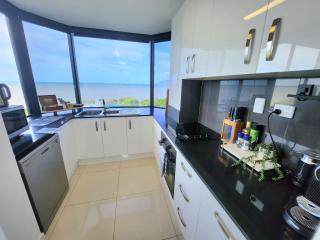 Cairns Luxury Seaview Apartment - Cairns - 2