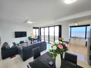 Cairns Luxury Seaview Apartment - Cairns - 4