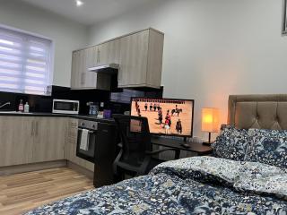 La Vie - Entire Apartment - Next to Central District Elizabeth line Tube Station - Near Central London & Wembley - Ealing - 5
