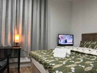 La Vie - Entire Apartment - Next to Central District Elizabeth line Tube Station - Near Central London & Wembley - Ealing - 6