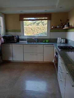 Calida y acogedora casa ubicada en barrio residencial - Tandil - 1