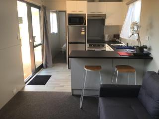 Adorable 1-bedroom guesthouse with a deck - Lower Hutt - 0