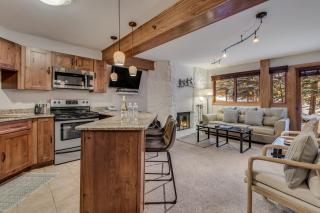 Laurelwood Condominiums 201 - 7