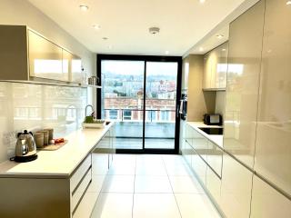 1 Min Walk to the Best Beach! Stunning New 2 Bedroom Apartment - Great Location - FREE Parking - Fast WiFi - Smart TV - sleeps up to 4! Close to Purbeck, Corfe Castle, Sandbanks, Poole & Bournemouth - 6