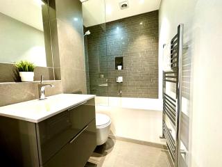 1 Min Walk to the Best Beach! Stunning New 2 Bedroom Apartment - Great Location - FREE Parking - Fast WiFi - Smart TV - sleeps up to 4! Close to Purbeck, Corfe Castle, Sandbanks, Poole & Bournemouth - 4