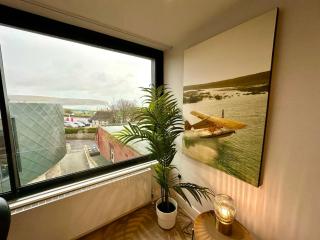 1 Min Walk to the Best Beach! Stunning New 2 Bedroom Apartment - Great Location - FREE Parking - Fast WiFi - Smart TV - sleeps up to 4! Close to Purbeck, Corfe Castle, Sandbanks, Poole & Bournemouth - 3