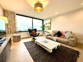 1 Min Walk to the Best Beach! Stunning New 2 Bedroom Apartment - Great Location - FREE Parking - Fast WiFi - Smart TV - sleeps up to 4! Close to Purbeck, Corfe Castle, Sandbanks, Poole & Bournemouth - 1