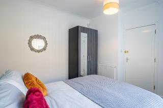 "Furnished Rentals Direct" DominionHouse cul-de-sac Home for 6 people in Anfield near LFC, Goodison Park, Free Street Parking, Suits Travellers, contractors and Family, Near Football action and 10 minutes drive to Liverpool City Centre - 4