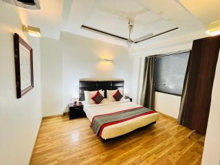 Hotel At Residency Kaushambi Couple Friendly - 2