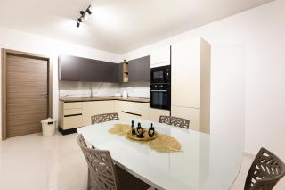 Charming 2BR w/Maltese Balcony Off the Promenade by 360 Estates - Il-Gżira - 3