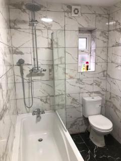 Lovely 3 Bedroom Entire Home With Street Parking - Close to NEC, BHX Airport - Sleeps 6 Guests IDEAL FOR CONTRACTORS & FAMILIES - Birmingham - 6
