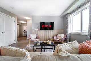 Peaceful Oasis Condo, AC, Top Floor, Secure UG Parking, Balcony, King Bed! - 3