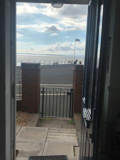 Beachfront pet friendly townhouse, Stunning views - 5