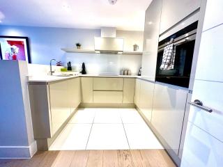 Beautiful New 2 Bedroom Apartment - Next to the Beach - Great Location - FREE Parking - Fast WiFi - Smart TV - sleeps up to 4! Close to Purbeck, Corfe Castle, Sandbanks, Poole & Bournemouth - 5