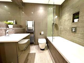 Beautiful New 2 Bedroom Apartment - Next to the Beach - Great Location - FREE Parking - Fast WiFi - Smart TV - sleeps up to 4! Close to Purbeck, Corfe Castle, Sandbanks, Poole & Bournemouth - 4