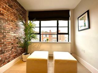 Beautiful New 2 Bedroom Apartment - Next to the Beach - Great Location - FREE Parking - Fast WiFi - Smart TV - sleeps up to 4! Close to Purbeck, Corfe Castle, Sandbanks, Poole & Bournemouth - 2