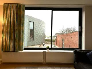 Stunning New 2 Bedroom Apartment - Next to the Beach - Great Location - FREE Parking - Fast WiFi - Smart TV - sleeps up to 4! Close to Purbeck, Corfe Castle, Sandbanks, Poole & Bournemouth - 2