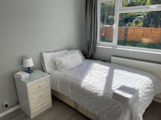 Entire Lovely 2 bedroom apartment with private garden & free street parking - 6