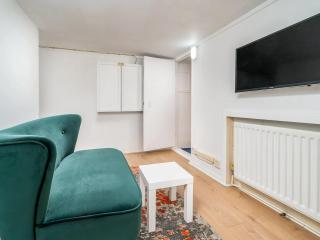 "FurnishedRentals Direct" WiggenHouse Stylish 3 Bedroom house Sleeps 8 with Free Parking, 2 Bathrooms, near to Watford High Street and Watford Football Stadium, Suitable for visiting Harry Potter Warner Bros Studio and London - 5