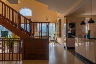Yellow Tulip with Breakfast, BBQ Grill & Pet Home by StayVista - Coonoor - 3