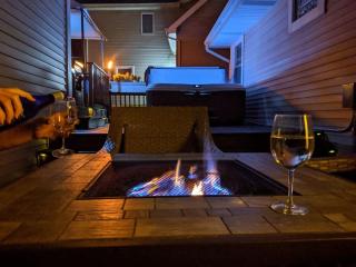 Chain O Lakes Nautical 4Bed 3Bath Waterfront with Bonus Room, Large Deck and Hot Tub - Fox Lake - 9