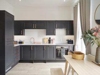 Curb Properties - Super 2 Bed Apartment 5 Min From Town Centre - 5