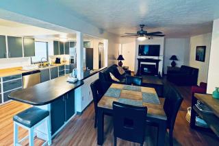 5 Bedroom Lakeside Home Sleeps 12 - Shared Lake Access, Large Yard, Central Air, Fire Pit, Horseshoes & More! - 4