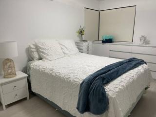 Luxury Beach Front Apartment - Urangan - 2
