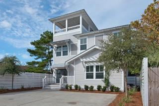 Golf Cart, 3 King Beds, Covered Rooftop Area, Half Mile to Beach! - Santa Rosa Beach - 2
