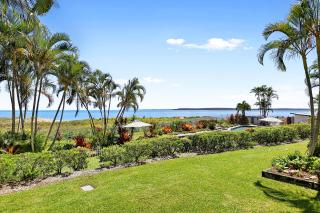 Luxury Beach Front Apartment - Urangan - 9