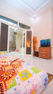 Villa Syandana with Karaoke by Masterpievilla - Batu - 6
