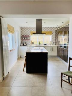 Modern holiday home with sea view & BBQ hut- close to beach - Portstewart - 2
