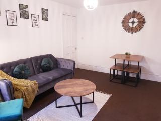 The Birchington - 3 Bedroom Apartment & Workspace - Westoe - 5