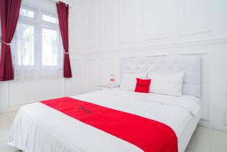 RedDoorz Syariah at Aura Homestay - 5