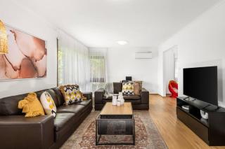 4 Bedroom home by Short & Long Stays - 0