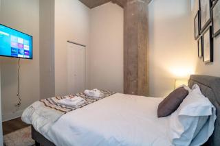 South Loop Chicago 2BR Retreat with Skyline View and Optional Parking for 8 guests Near McCormick Place and Soldier Field - 6