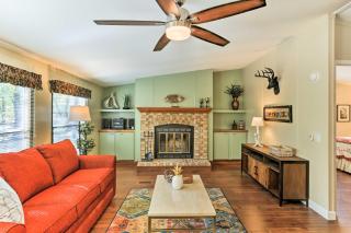 Charming Home with Deck and Yard - 1 Mi to Lake Texoma - 6