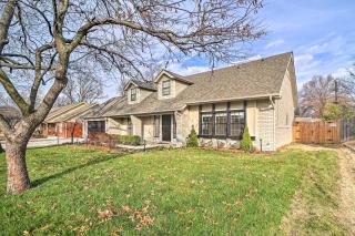 Immaculate Woodland View Retreat with Hot Tub - Tulsa - 0