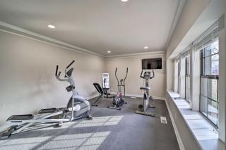 Immaculate Woodland View Retreat with Hot Tub - Tulsa - 8