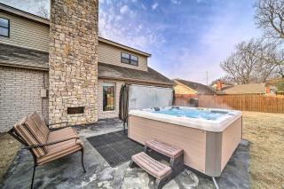 Immaculate Woodland View Retreat with Hot Tub - Tulsa - 9